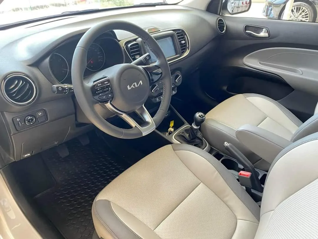 Nội thất Kia Soluto rộng rãi