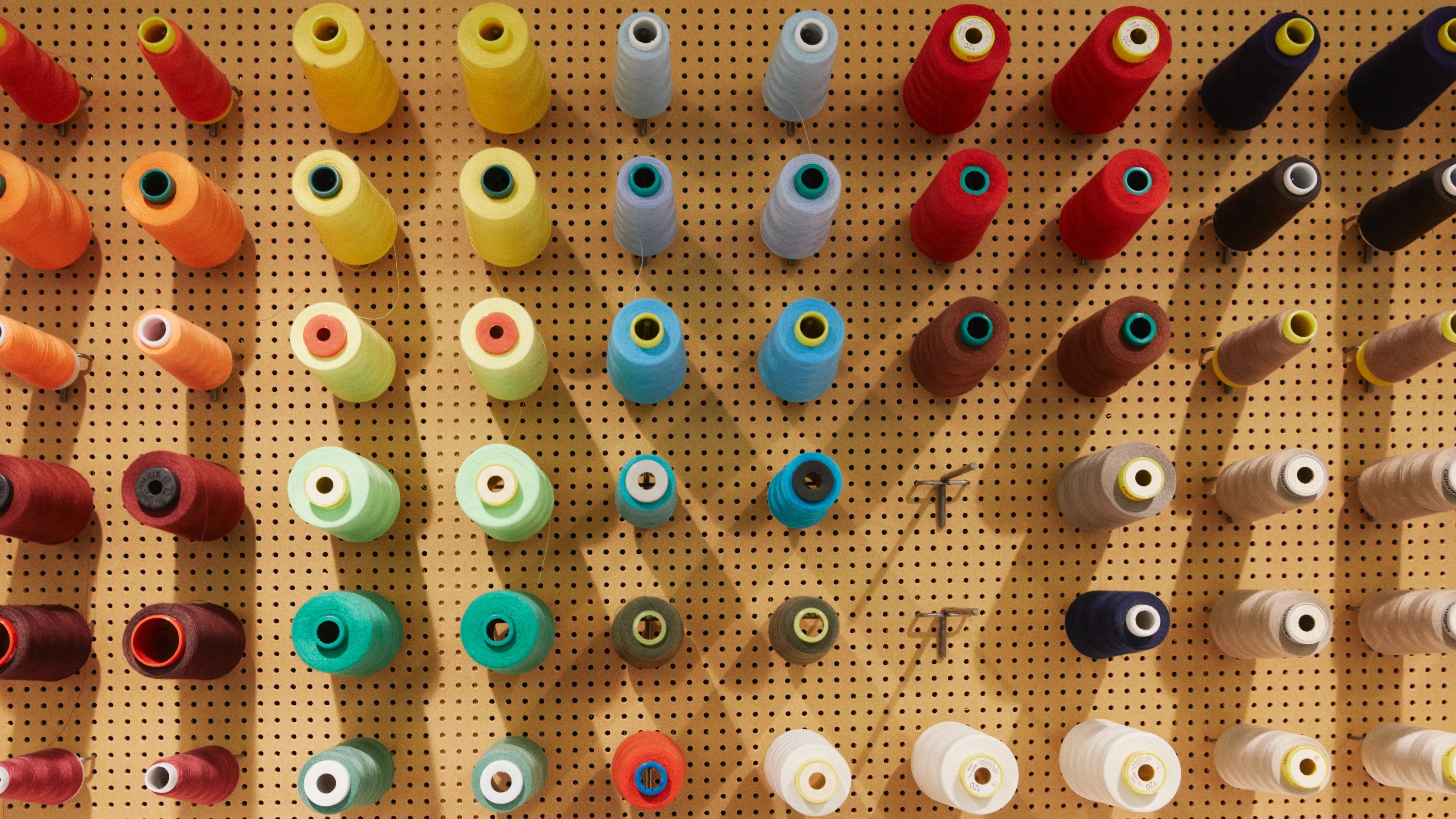 Trạm sửa chữa quần áo của H&M cung cấp dịch vụ phục hồi trang phục chuyên nghiệp tại các thành phố lớn