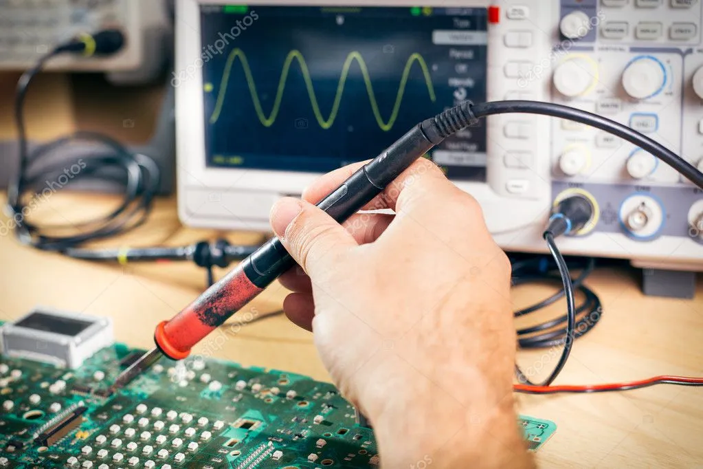 Kỹ thuật viên thực hiện sửa chữa bo mạch điện tử tphcm chuyên sâu tại phòng lab