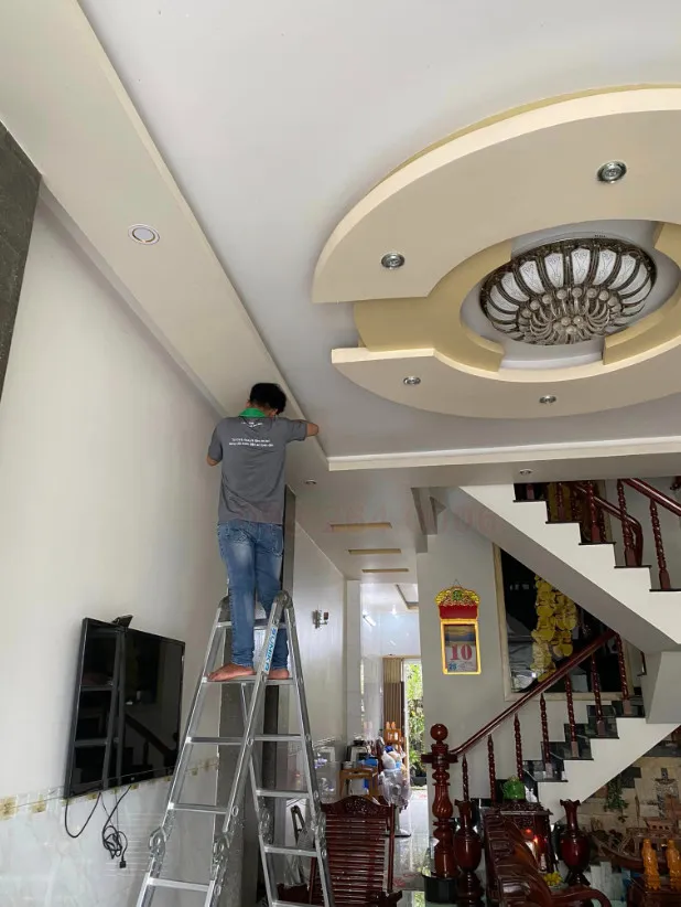 Thợ kỹ thuật sửa chữa điện nước tại quận Cầu Giấy đang xử lý tủ điện tổng cho hộ gia đình