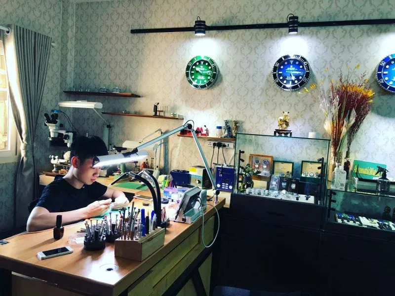 Linh kiện đồng hồ phức tạp đòi hỏi sự tập trung tuyệt đối của người thợ