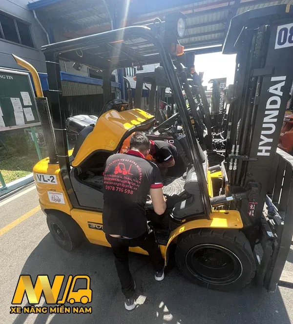 Sửa xe nâng tại kho khách hàng