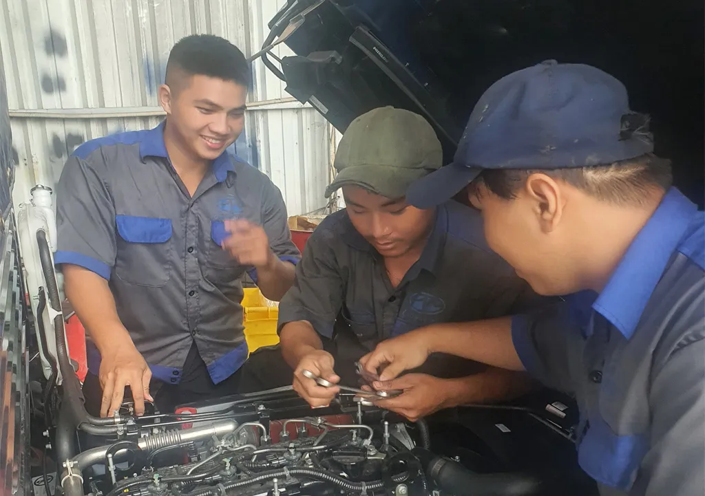 Kỹ thuật viên Gara Phú Mẫn đang kiểm tra hệ thống phanh khí nén xe tải JAC 3 cầu