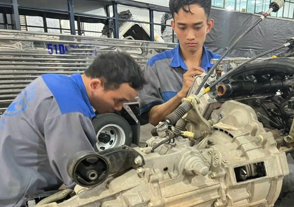 Sơn cabin xe tải Isuzu tại xưởng sơn chuẩn hãng Gara Phú Mẫn