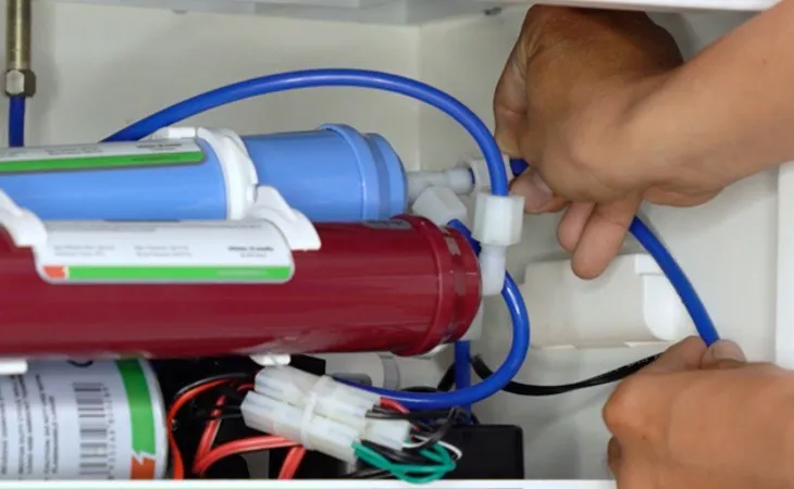 Kiểm tra van xả thải và thay mới nếu van mở liên tục gây rò rỉ nước