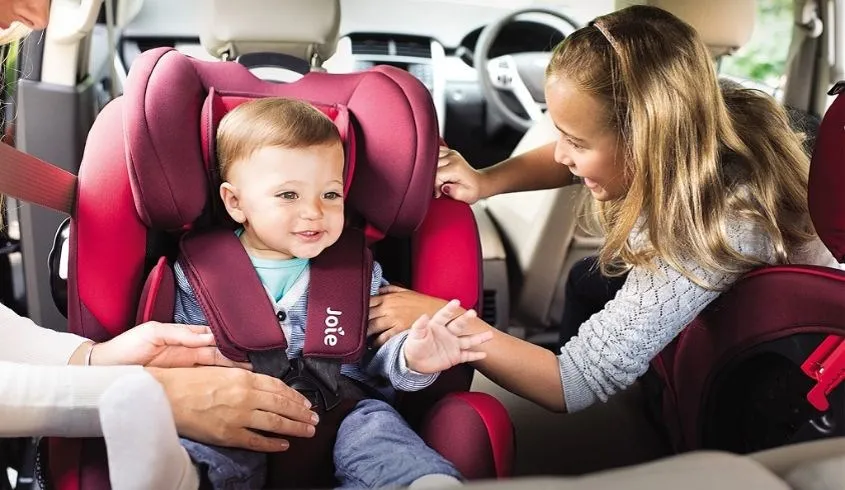 Ghế quay mặt về phía sau giúp bảo vệ vùng xương sống trẻ