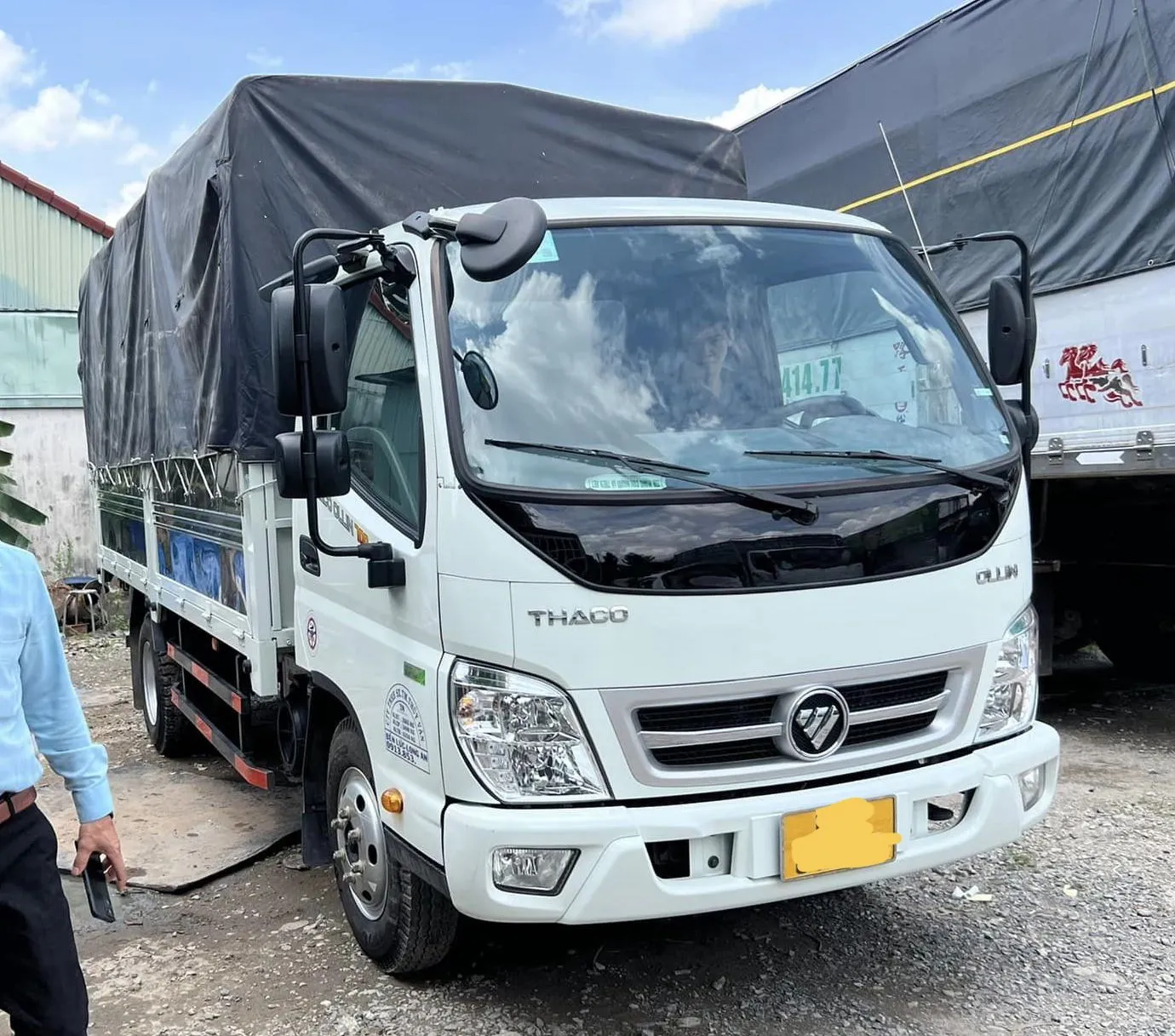 Xe tải Thaco 3.5 tấn đời 2021 màu xanh và trắng