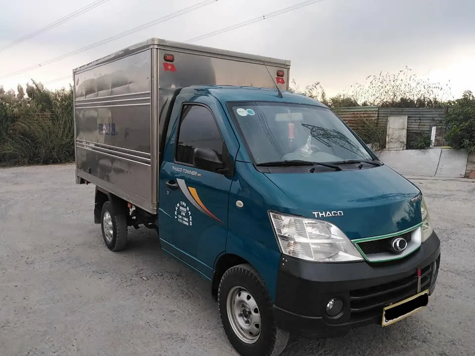 Xe tải cũ Thaco 990kg đời 2021 thùng kín màu trắng sang trọng