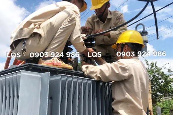 Thay sứ cách điện cho máy biến áp THIBIDI tại xưởng chuyên dụng