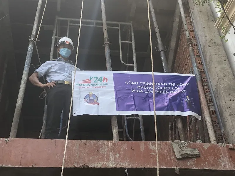 Công nhân thi công lắp đặt hệ thống cốp pha sàn đúng tiêu chuẩn