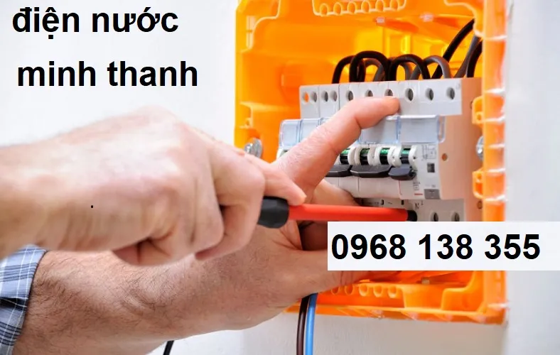 Thợ điện chuyên nghiệp đang sửa chữa hệ thống điện