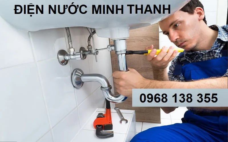 Kỹ thuật viên đang sửa chữa đường ống nước