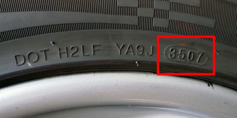 Kiểm tra thời gian sản xuất ghi trên hông lốp xe ô tô