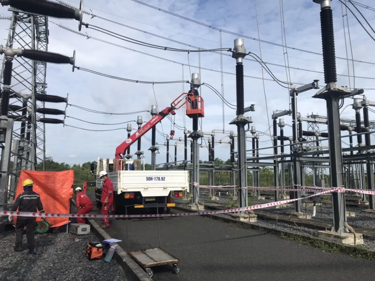 Thuê xe cáº©u nÃ¢ng sá»­a Ä‘iá»‡n