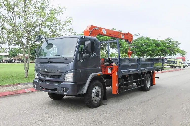 Xe cẩu tự hành có gắn cần trục giúp nâng hạ, di chuyển hàng hóa