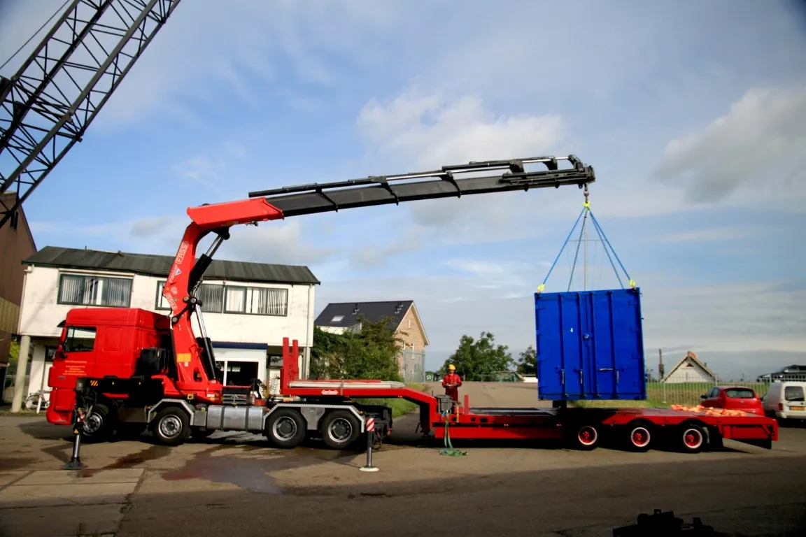 Xe gắn cần trục di chuyển các thùng hàng tại xưởng sản xuất