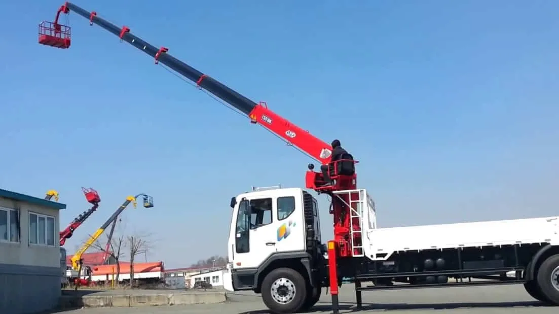 Xe cẩu cần trục cứng có kết cấu chắc chắn, độ bền lâu dài