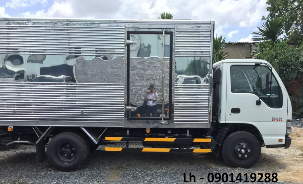 Thùng kín inox trên xe tải Isuzu cũ giúp bảo quản hàng hóa tốt hơn