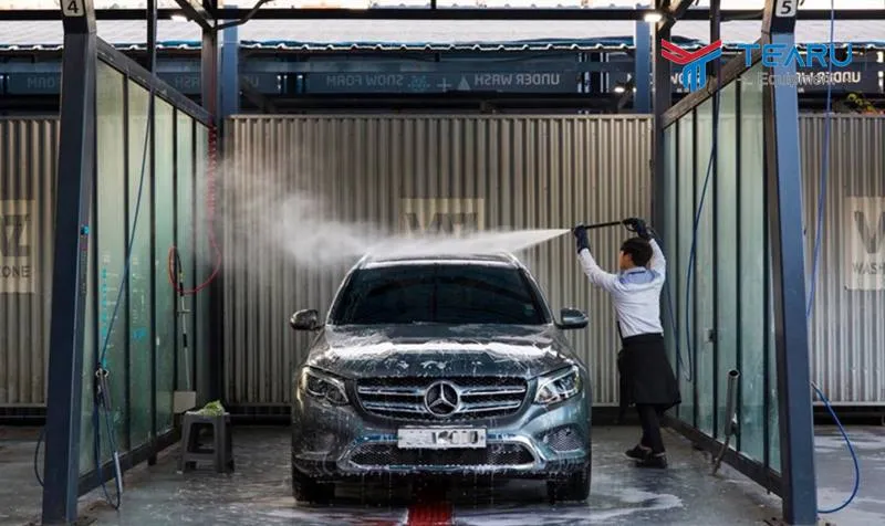 Đội ngũ nhân viên đang thực hiện quy trình rửa xe chi tiết tại Minh Quân Car Care