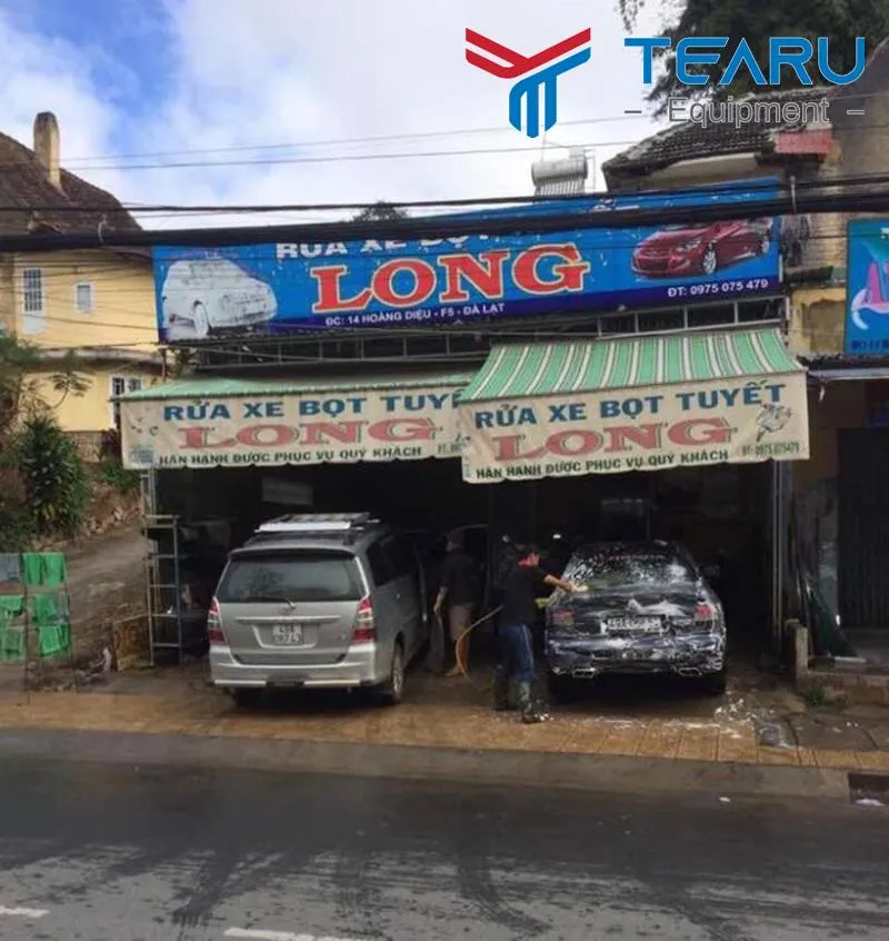 Không gian sạch sẽ và ngăn nắp bên trong tiệm rửa xe ô tô Phú Trung