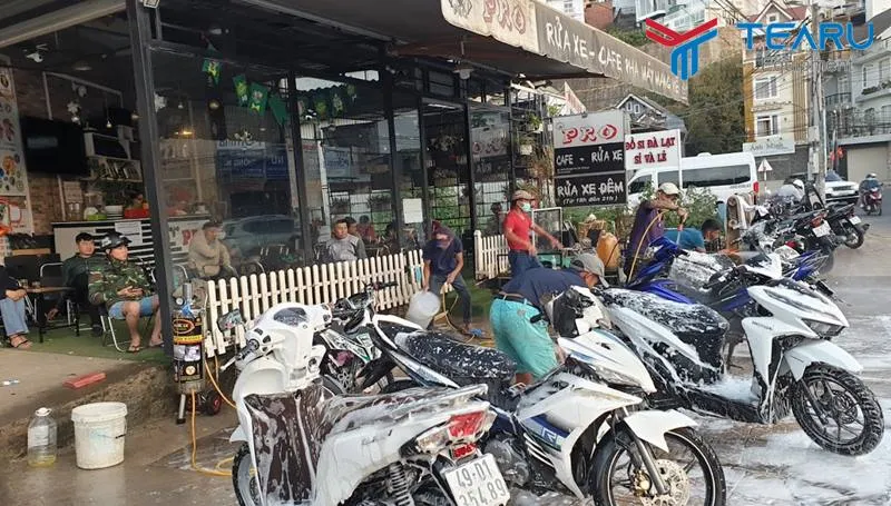 Hình ảnh thực tế xe ô tô đang được làm sạch tại trạm rửa xe Long