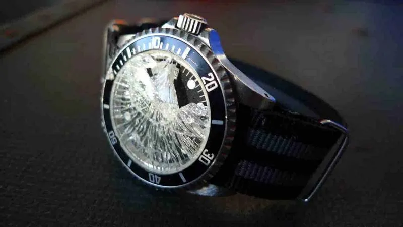 Kỹ thuật viên đang thực hiện thay pin đồng hồ chuẩn quy trình tại Xwatch