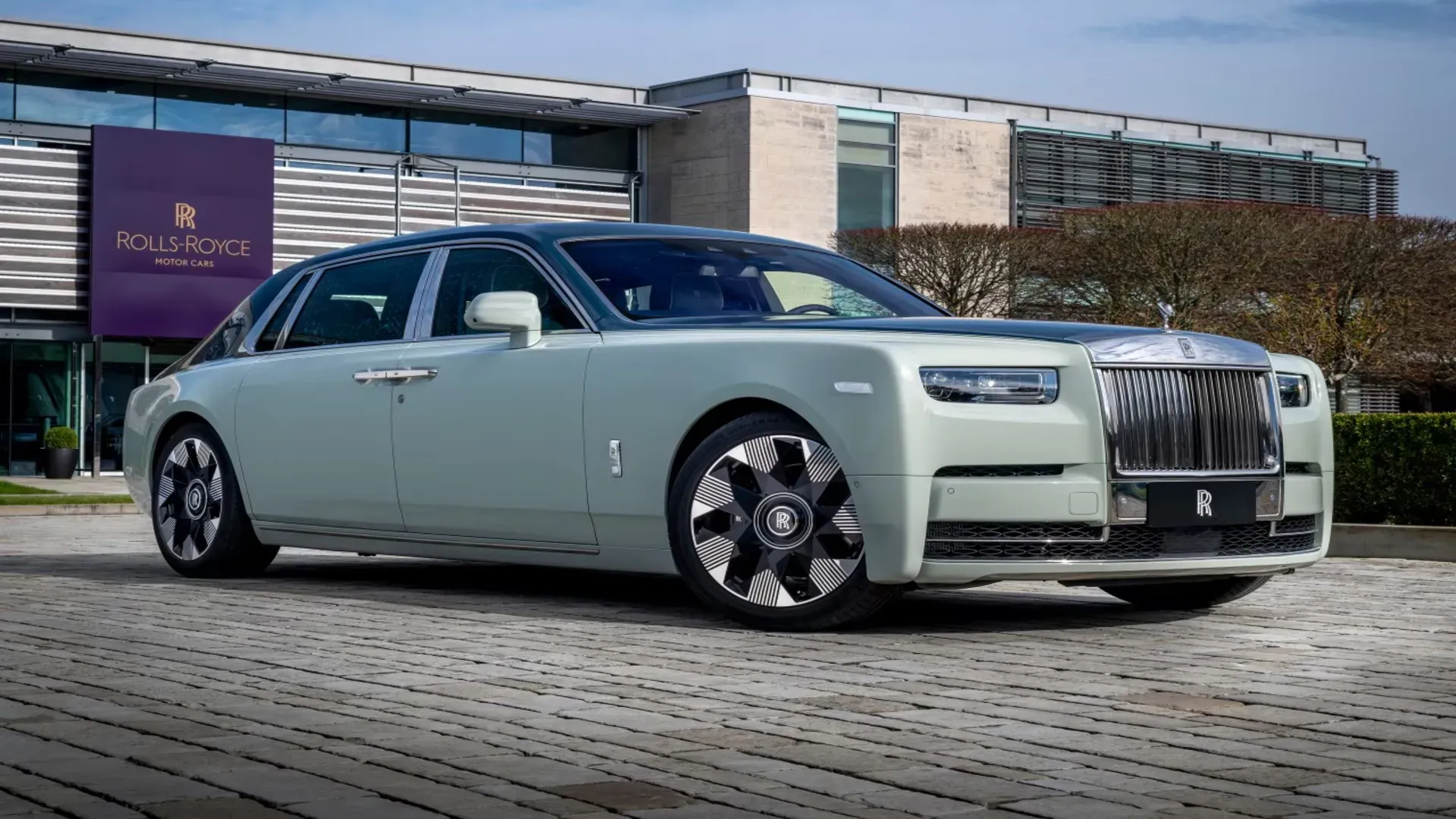 Rolls-Royce Phantom - Biểu tượng của xe siêu sang thủ công