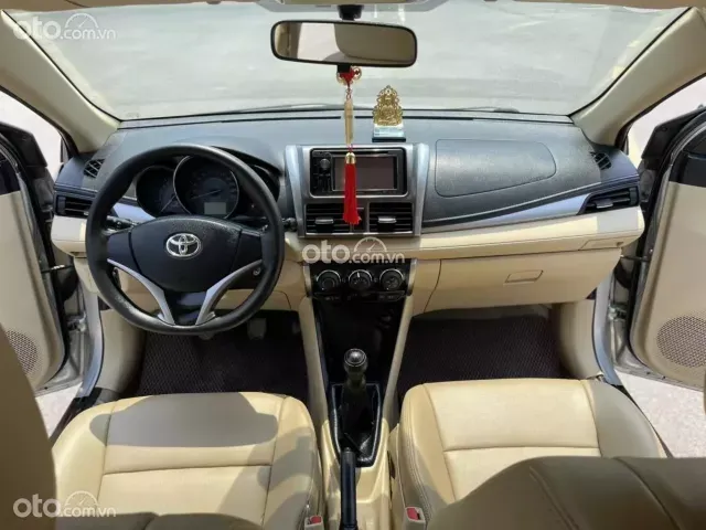 Nội thất Toyota Vios 2016 phiên bản G với ghế bọc da và màn hình cảm ứng