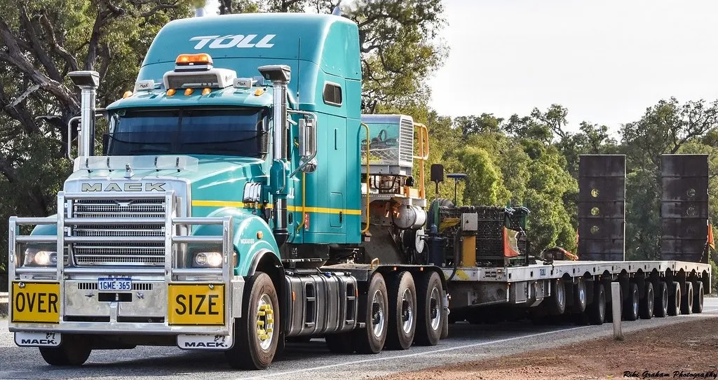 Tri Drive Mack Titan với sức kéo 200 tấn