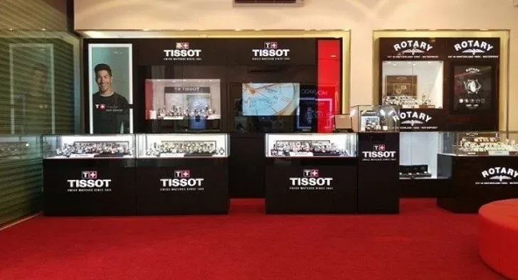 Kỹ thuật viên đang kiểm tra bộ máy Tissot bằng thiết bị chuyên dụng