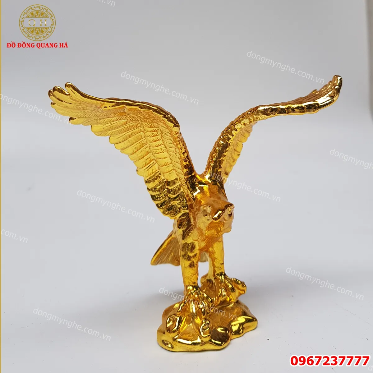 Vẻ đẹp tinh xảo của tượng đại bàng bằng đồng giúp không gian nội thất xe thêm phần sang trọng