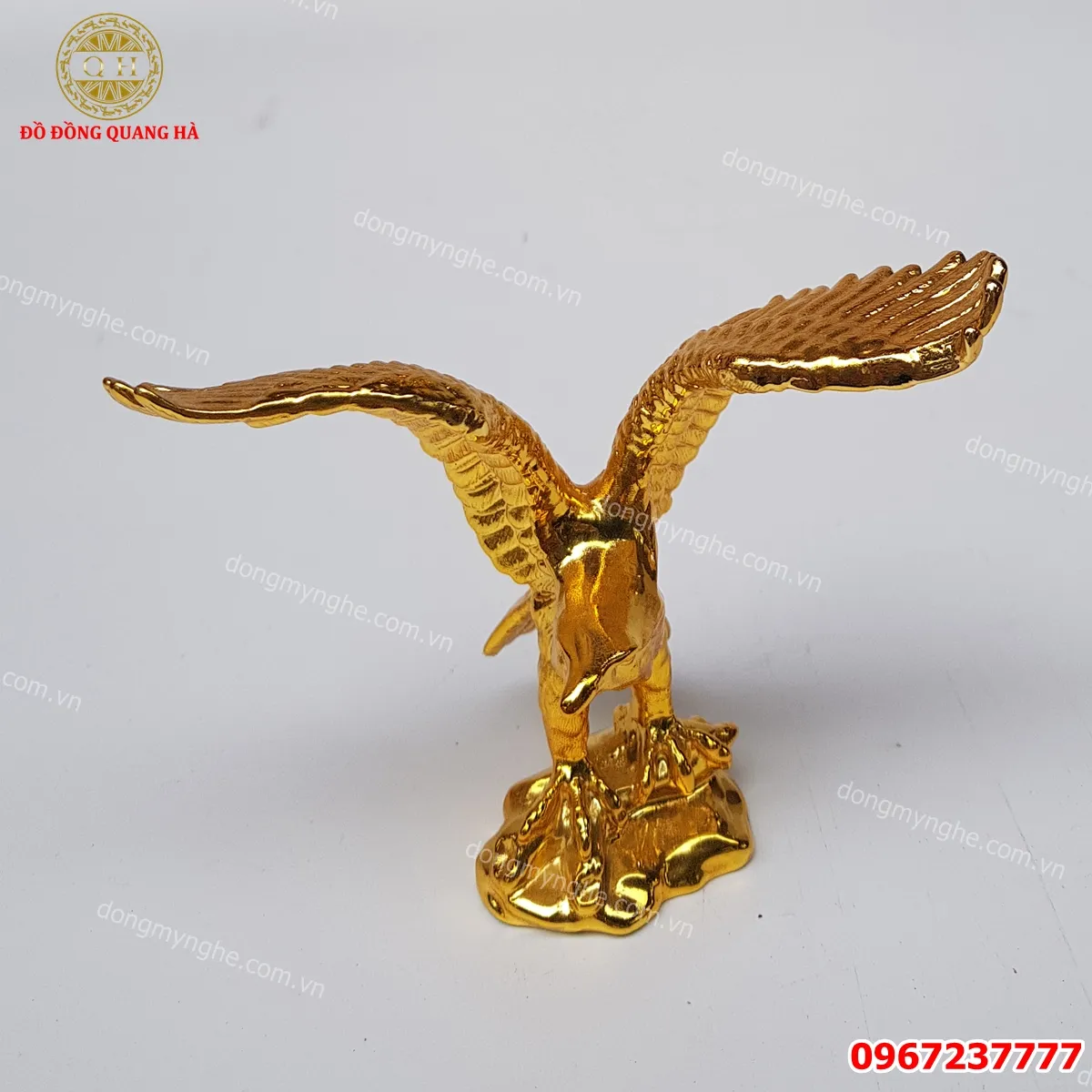 Tượng đại bàng bằng đồng được đặt vững chãi trên xe giúp bảo vệ gia chủ và mang lại bình an