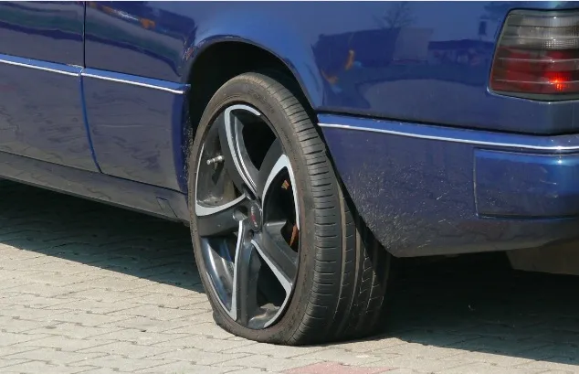 Vá lốp ô tô bao nhiêu tiền tại cửa hàng hay trên đường.