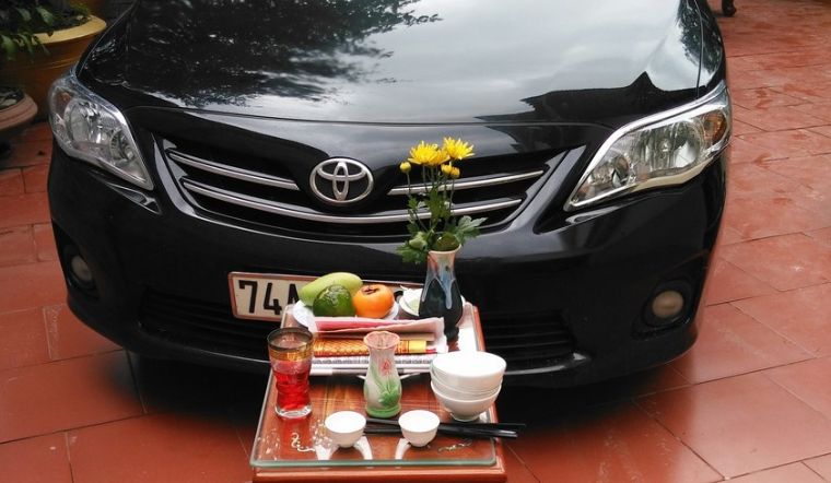 Văn khấn xe ô tô mới và hướng dẫn nghi lễ cúng xe chuẩn phong thủy