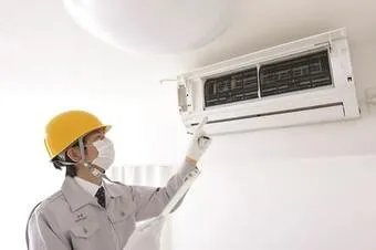 Thợ kỹ thuật kiểm tra hiện tượng điều hòa nháy đèn báo lỗi Timer