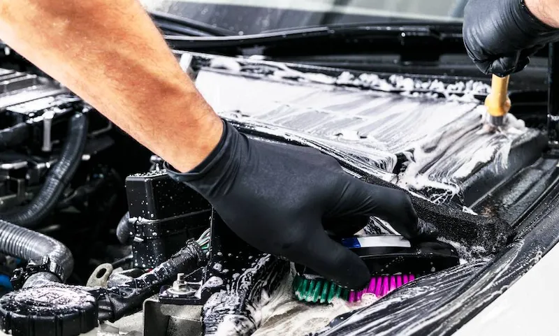 Kiểm tra các linh kiện chi tiết trong khoang máy để đảm bảo quy trình vệ sinh khoang máy ô tô đạt chuẩn