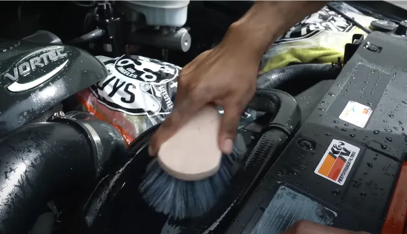 Sử dụng khăn sạch lau khô các chi tiết sau khi thực hiện vệ sinh khoang máy ô tô