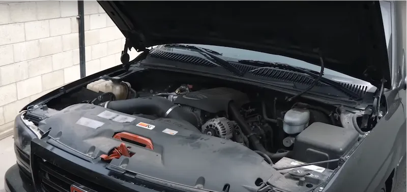 Mở nắp capo đúng cách và để máy nguội trước khi tiến hành vệ sinh khoang máy ô tô