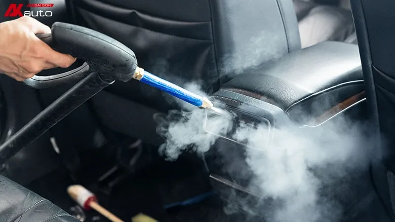 Dịch vụ vệ sinh nội thất xe ô tô bằng hơi nước nóng tại AKauto