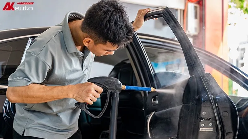 Vệ sinh nội thất ô tô chuyên sâu bằng hơi nước nóng