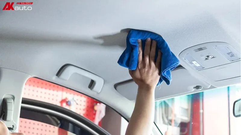 Vệ sinh trần xe bằng dung dịch chuyên dụng