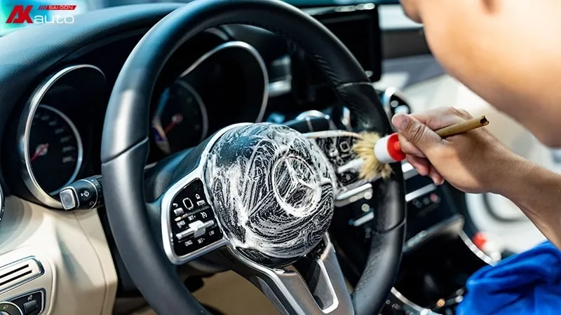 Vệ sinh vô lăng xe ô tô