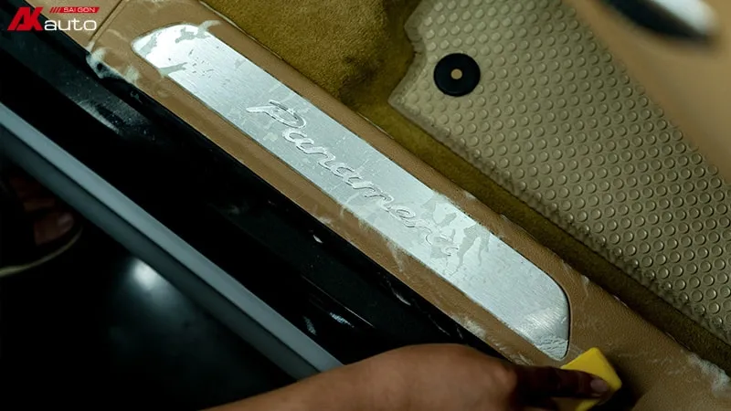 Vệ sinh bệ bước chân xe ô tô