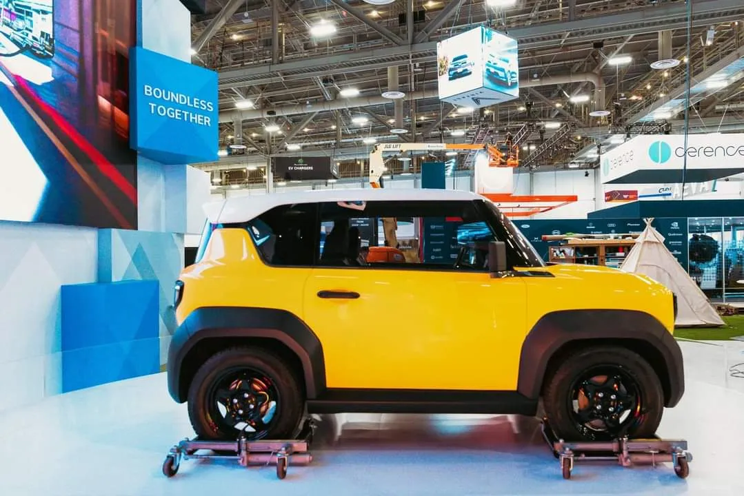 VinFast VF3 màu vàng nóc trắng