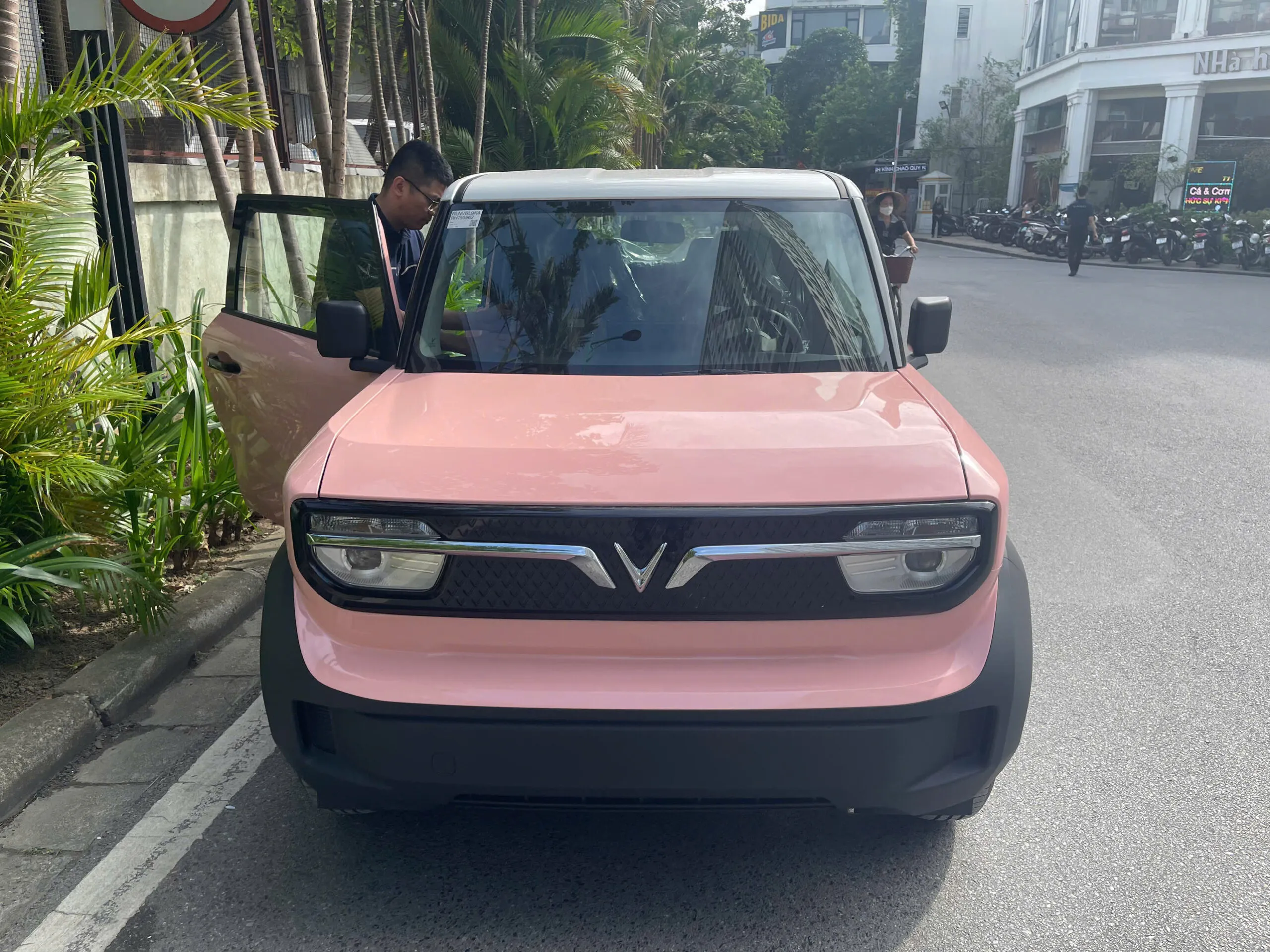 VinFast VF3 màu hồng phấn