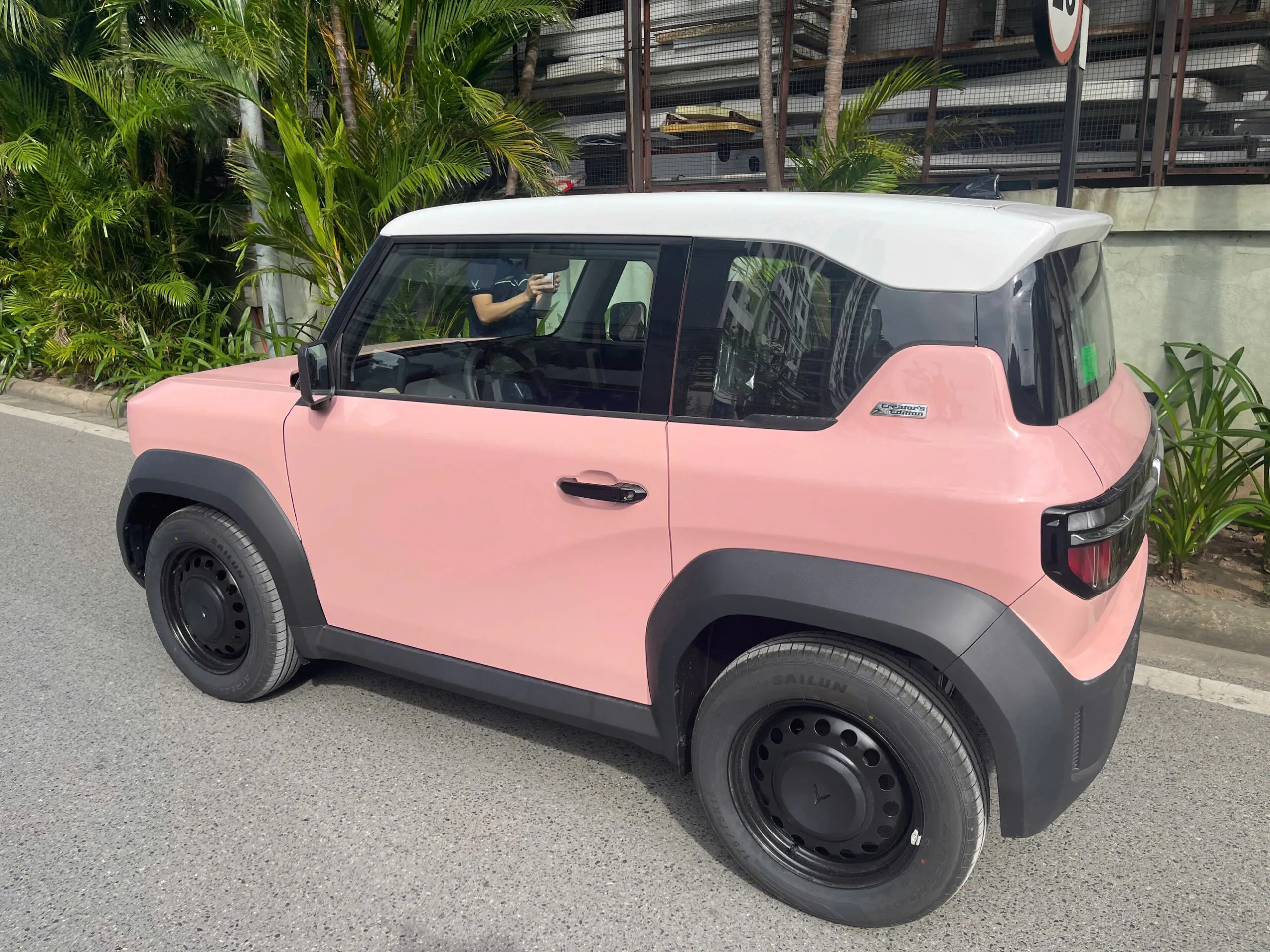 VinFast VF3 màu hồng phấn