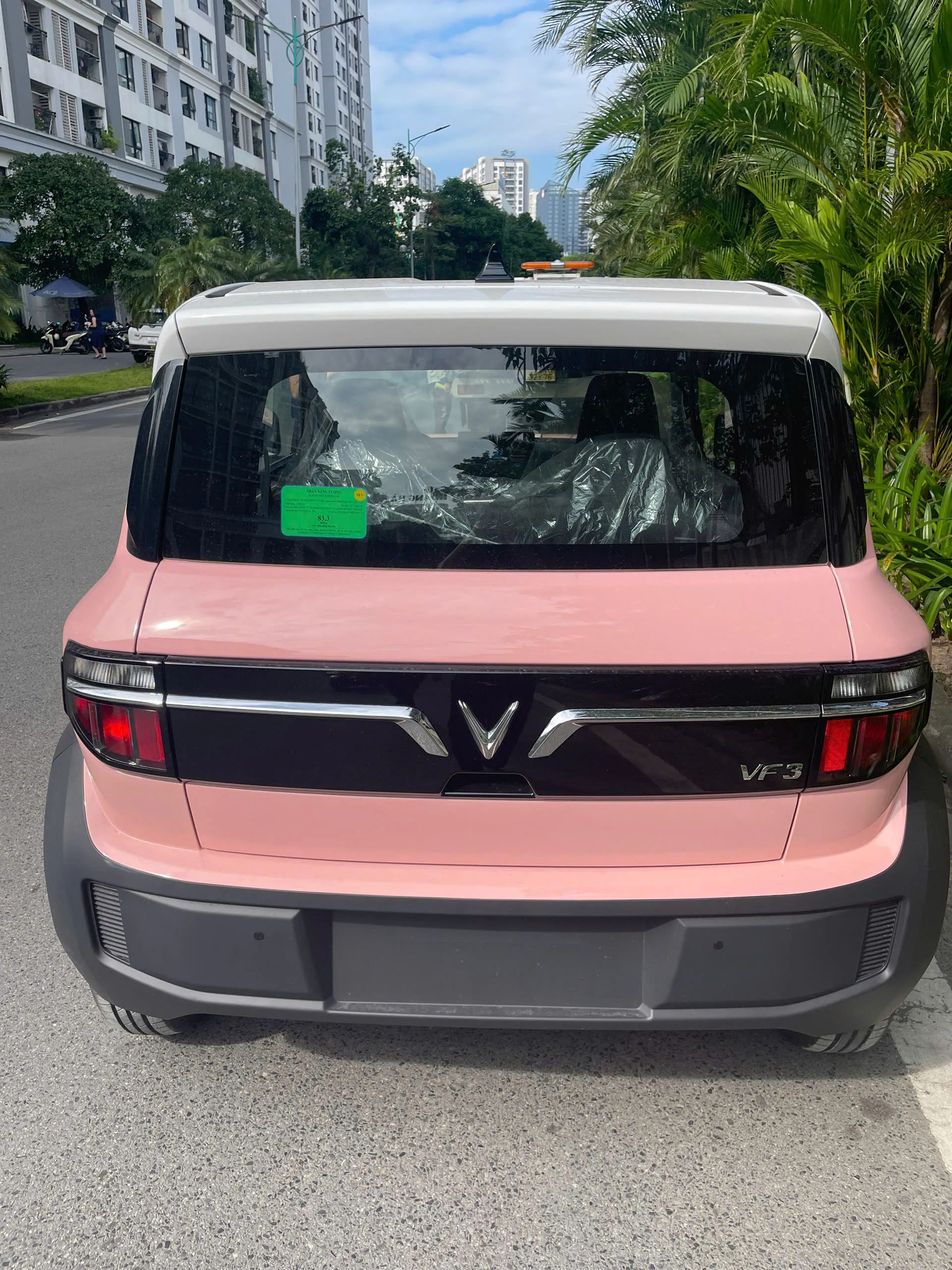 VinFast VF3 màu hồng phấn