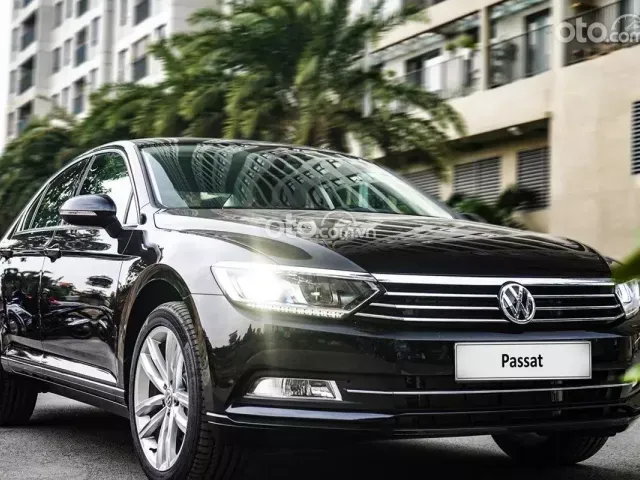 Mẫu sedan Volkswagen Passat lịch lãm trên đường phố