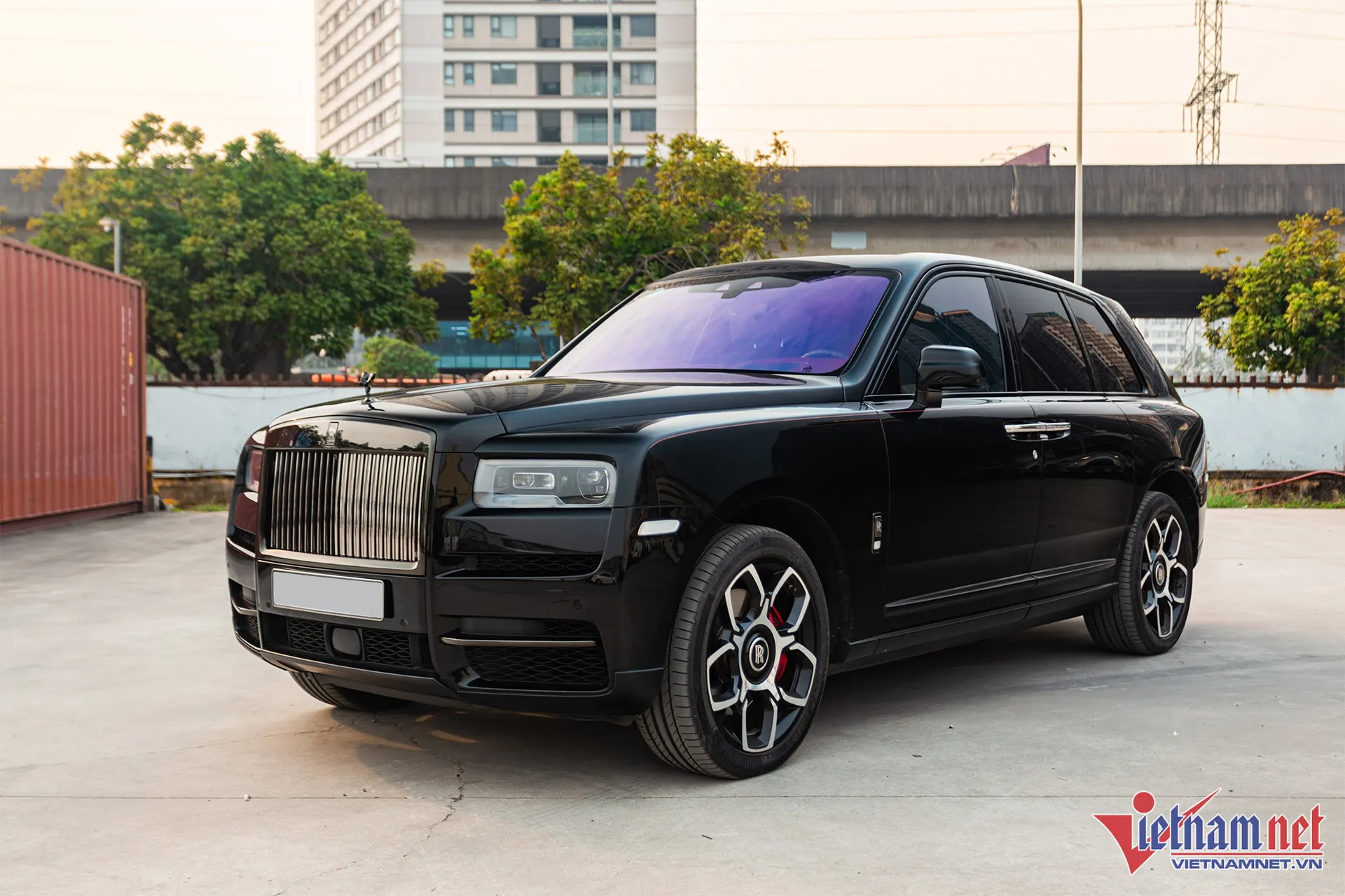 Cullinan Black Badge 2020 giá 26 tỷ đồng sau 5 năm