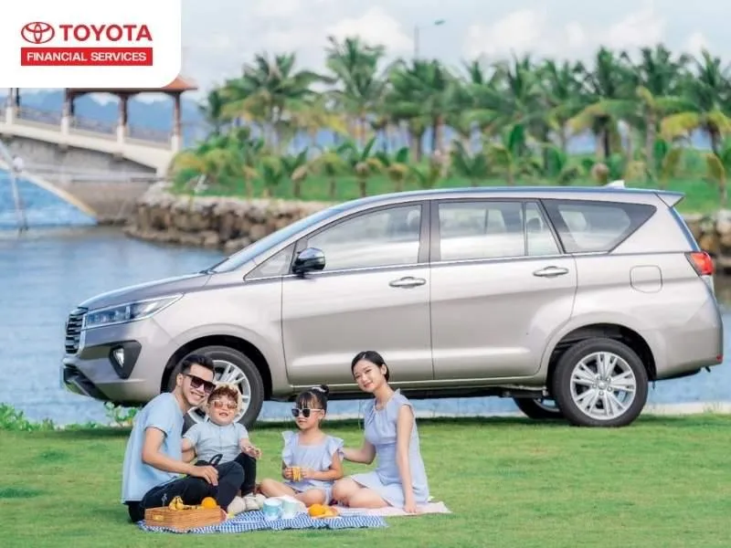 Khách hàng nhận bàn giao xe tại OTO JAC Việt Nam